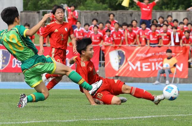 帝京長岡-新潟明訓 後半19分、新潟明訓の主将、FW田代蓮翔が決めて3-0=新発田市五十公野公園陸上競技場
