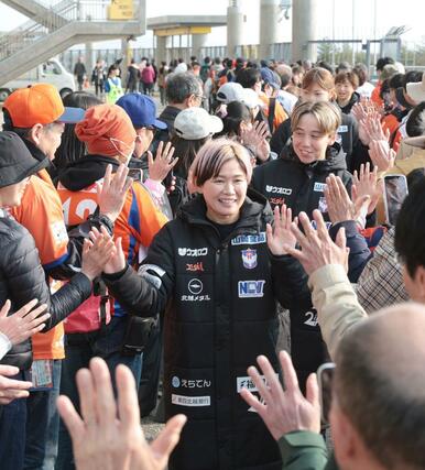 「１万人プロジェクト」の試合後、大勢のサポーターとハイタッチをする新潟Ｌの選手ら＝ビッグスワン