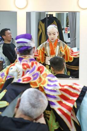 演目「やまびこ三番叟（さんばそう）」の衣装を着付けしてもらう小学生。本番を目前に控え、引き締まった表情を見せた