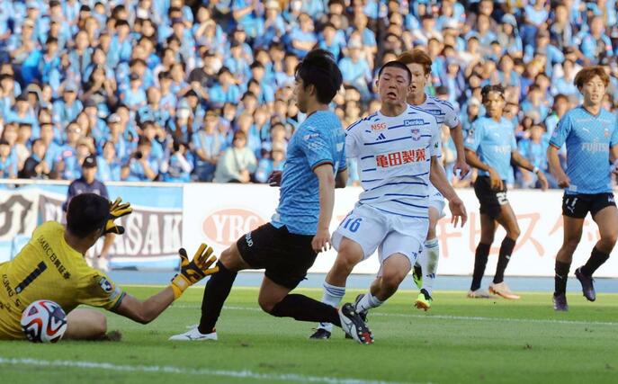 前半、ＭＦ小見洋太が先制ゴールを決める＝１３日、Ｕｖａｎｃｅとどろきスタジアム　ｂｙ　Ｆｕｊｉｔｓｕ