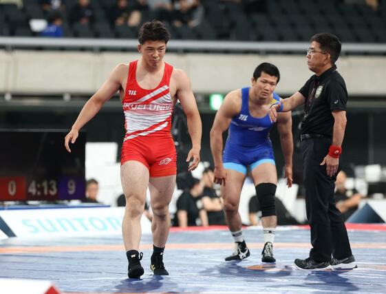 試合後、悔しそうな表情を浮かべる本名一晟（左・赤）＝東京体育館