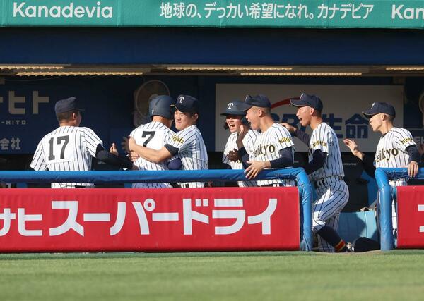 英明－帝京長岡　帝京長岡３回１死三塁、敵失間に同点の生還を果たした三走富田惇紀がベンチに迎えられる＝明治神宮野球場