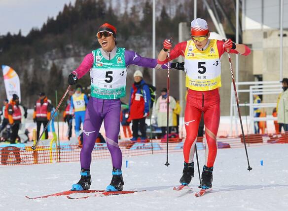 距離少年男子リレーで3位の新潟。2走の岡田龍介(左)が3走の岡田幸輝にタッチ=秋田県