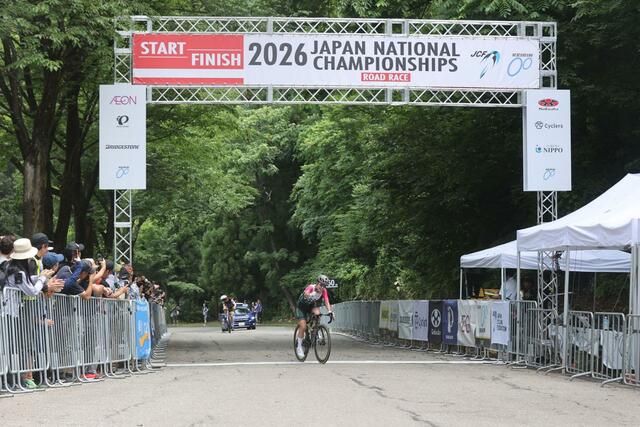 女子エリート・Ｕ２３を制した小林あか里（Ｋａｓｓｅｉｅｎ　Ｆｉｅｔｓ　Ｈｕｉｓ　Ｃｙｃｌｉｎｇ　Ｔｅａｍ）。ガッツポーズをしてゴールする＝南魚沼市