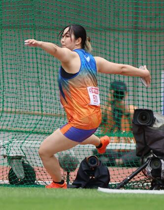 女子円盤投げで優勝した郡菜々佳（サトウ食品新潟アルビレックスＲＣ）＝デンカビッグスワン