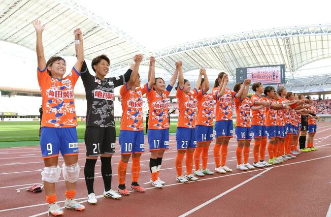 サポーターと喜びを分かち合う新潟Ｌの選手たち＝ビッグスワン