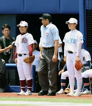 始球式に臨む長谷川晴菜さん（柏崎・左）と捕手を務めた田中空さん（長岡大手）＝エコスタ