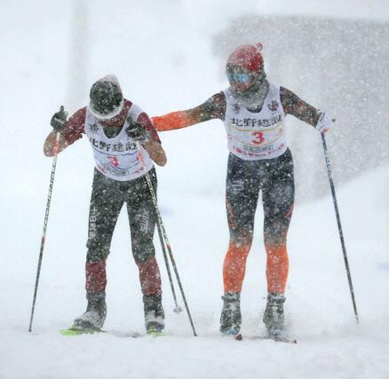 女子リレー　３走柳里緒菜（十日町吉田、右）がアンカー小林由奈（十日町南）につなぐ＝長野県野沢温泉村