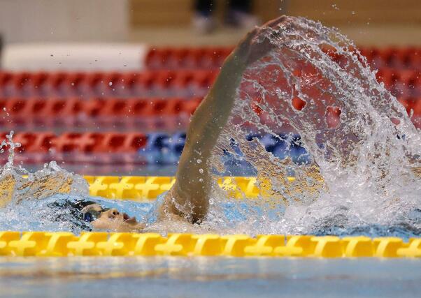 男子２００メートル背泳ぎで優勝した長谷川温大（日本文理）＝長岡市のダイエープロビスフェニックスプール