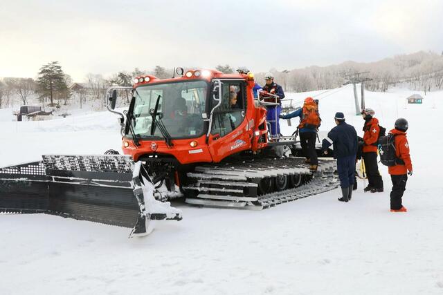 雪崩の現場へ捜索に向かう人たち=1日、妙高市樽本