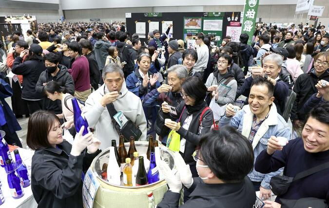 国内外の日本酒ファンが本県の酒蔵の逸品を試飲して回ったにいがた酒の陣＝７日、新潟市中央区万代島