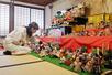 さまざまなモチーフで飾られた町屋ギャラリー薩摩屋のひな人形たち=新潟市秋葉区小須戸