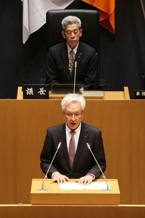 施政方針を語る長岡市の磯田達伸市長=3月4日、長岡市議会議場