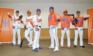 新ユニホームを披露する武田勝監督(左から3人目)と選手たち=エコスタ