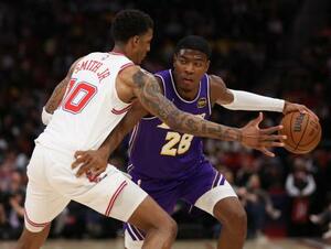 　ロケッツ戦で攻めるレーカーズの八村（右）＝ヒューストン（ロイター＝共同）