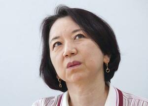 インタビューに答える作家の深沢潮さん