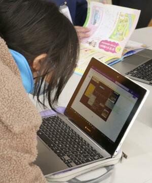 デジタルと紙の教材を併用し学ぶ児童=2月、茨城県内