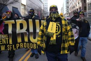 トランプ米大統領の就任式に合わせ、行進するプラウド・ボーイズのメンバー=1月20日、ワシントン(ゲッティ=共同)