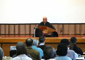 佐渡と平家物語の関係を学ぶシンポジウム。市民らが講演や琵琶の生演奏に耳を傾けた=11月3日、佐渡市新穂瓜生屋