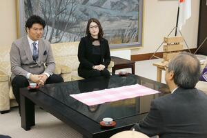 大阪・関西万博に出演した経験などを語る笛田博昭さん(左)=20日、県庁