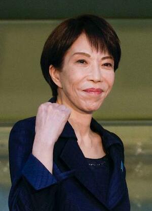 　演説会で拳を握る自民党総裁の高市首相＝３１日午後、川崎市