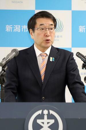 新潟市の2025年度の一般会計当初予算案を発表する中原八一市長=2月14日、新潟市役所