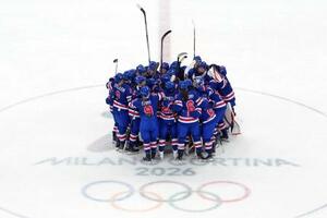 準決勝のスウェーデン戦に勝利し、喜ぶ米国女子の選手たち=16日、ミラノ(AP=共同)