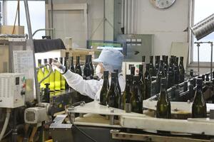 立春に合わせて搾った生原酒の瓶詰め作業＝４日、柏崎市新橋