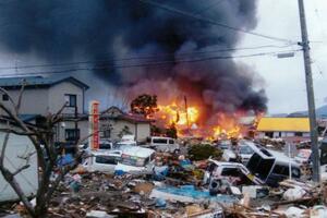 　津波の後、岩手県山田町で発生した火災＝２０１１年３月１１日午後（同町提供）
