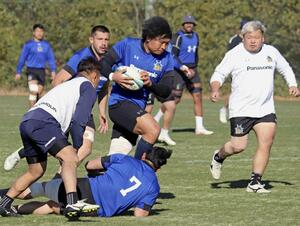 練習で突破を図る埼玉・稲垣=埼玉県熊谷市