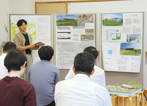 美術館の建築アイデアを発表する新潟工科大の4年生=柏崎市軽井川