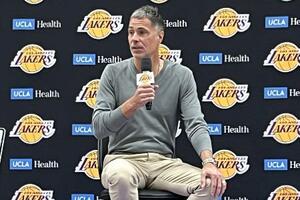 　ＮＢＡのプレーオフカンファレンス準決勝でレーカーズが敗退し、今季の総括会見を行うペリンカＧＭ＝１２日、ロサンゼルス近郊（共同）