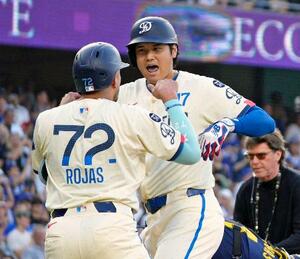 ブルワーズ戦の3回、33号2ランを放ちロハス(左)とポーズをとるドジャース・大谷=ロサンゼルス(共同)