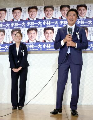 支持者にあいさつする小林一大氏＝７月１０日午後９時４０分、新潟市中央区