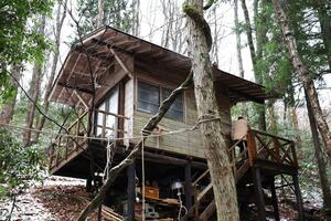校舎のひとつとなる山小屋=新潟市西蒲区岩室温泉
