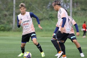 名古屋戦の勝利に向け、調整するFW谷口海斗(左)=聖籠町