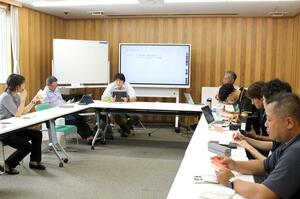 商品開発のポイントなどについて学んだ講座=燕市宮町