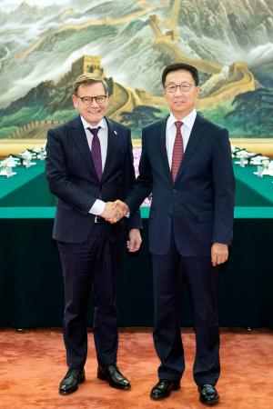 ドイツのワーデフール外相(左)と握手する中国の韓正国家副主席=8日、北京(新華社=共同)