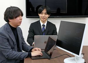 飯吉竜之輔さん(左)とAIを使った事業を話し合う市川侑紀さん=上越市高土町のZWEIGHT