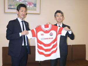 日本代表戦の本県開催に向けて記念撮影に応じる日本ラグビー協会の牧健氏（左）と鈴木康之副知事＝県庁