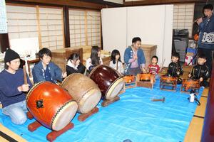 9月の与板十五夜まつりに向け、おはやしの練習をする住民ら=長岡市与板町与板の蓮正寺
