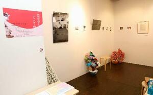 北三郎さん(仮名)の作品が並ぶ展覧会の会場=3日午後、東京都北区