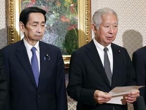 木原官房長官と会談後、取材に応じる森衆院議長(右)と関口参院議長=19日午後、衆院議長公邸
