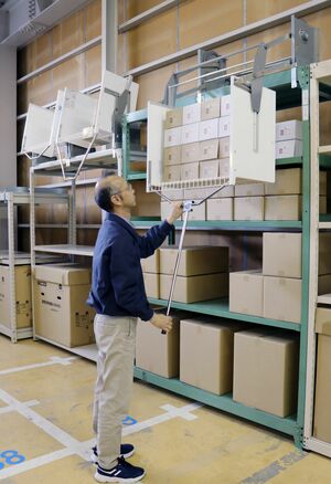 棚上部に取り付けるタイプの業務用昇降棚。倉庫や工場向けに販売を強化している=三条市