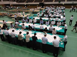 長岡市長選の開票所の様子=10月6日、長岡市