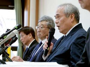 　沖縄・辺野古沖の転覆事故で、記者会見する同志社国際中学・高校の西田喜久夫校長（右）ら＝１７日午後、京都府京田辺市
