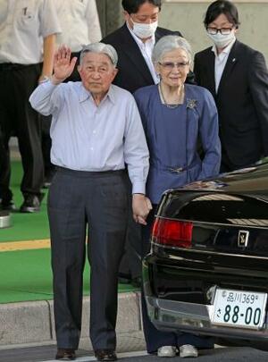 JR軽井沢駅前で集まった人たちに手を振られる上皇ご夫妻=21日午後、長野県軽井沢町(代表撮影)