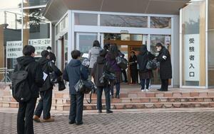 大学入学共通テスト１日目、会場へ向かう受験生＝１７日、新潟市西区の新潟大学