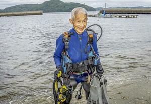 プロダイバーの高島篤志。心臓にペースメーカーを付け、がんと闘いながら、夢を持って海に潜り続ける=2025年5月、佐賀県唐津市(撮影・藤井保政)