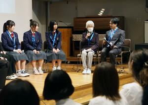 中学生らと対談する横田早紀江さん(右から2人目)=13日、東京都千代田区